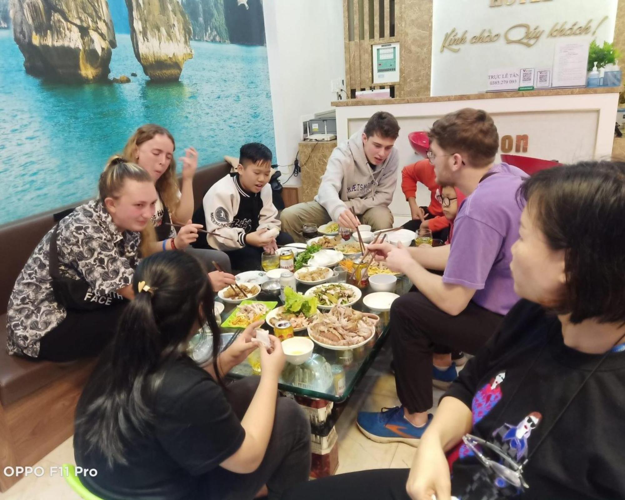 Ha Long Fancy Hostel With Vegetarian And Vegan Restaurant מראה חיצוני תמונה